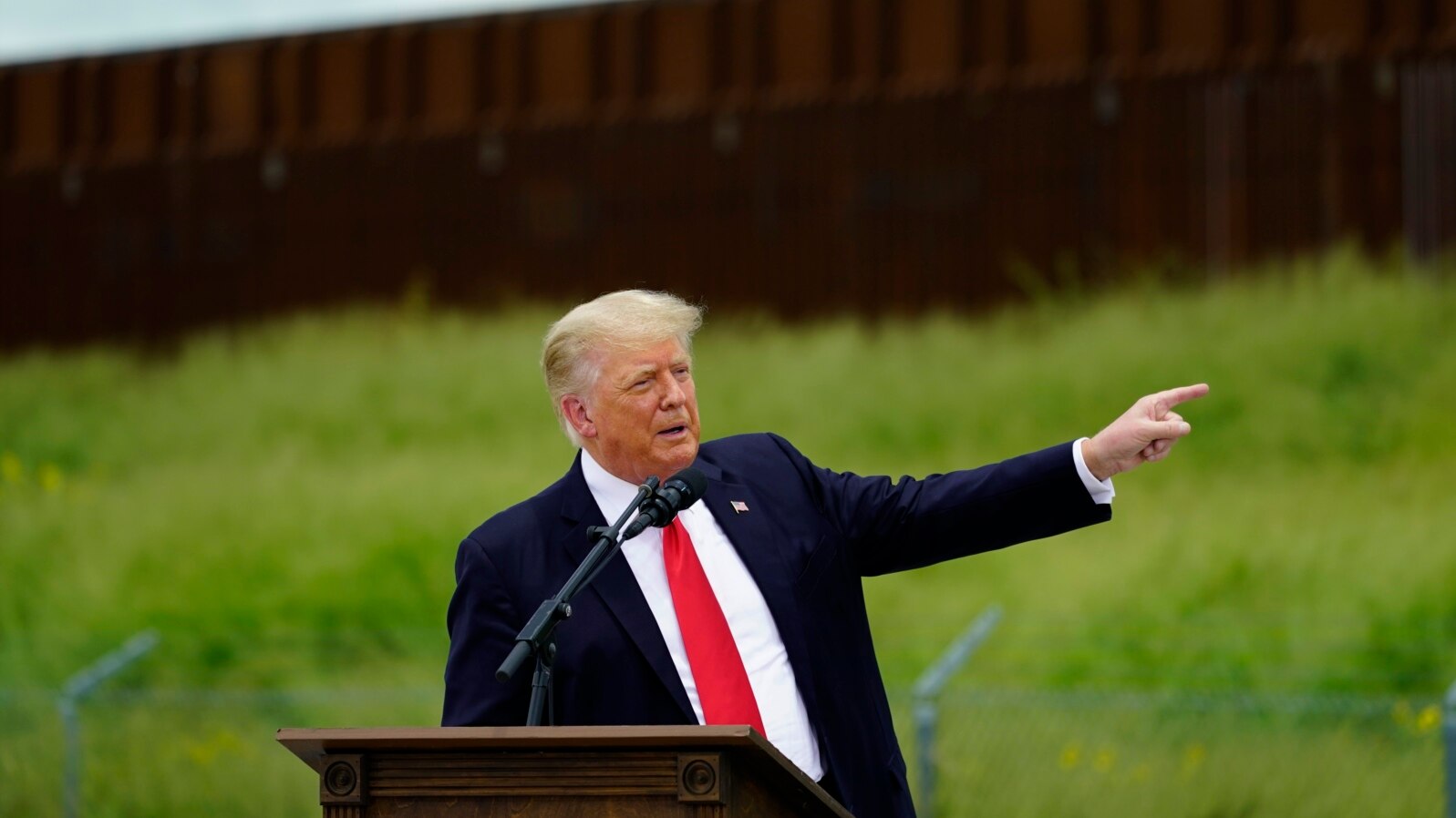 Durante su campaña presidencial Donald Trump visitó el muro fronterizo con el gobernador de Texas, Greg Abbott, en Pharr, Texas, el 30 de junio de 2021. (Foto AP/Eric Gay)