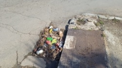 Inundaciones en El Vedado, La Habana, exponen problemas crónicos de basura y drenaje deficiente.